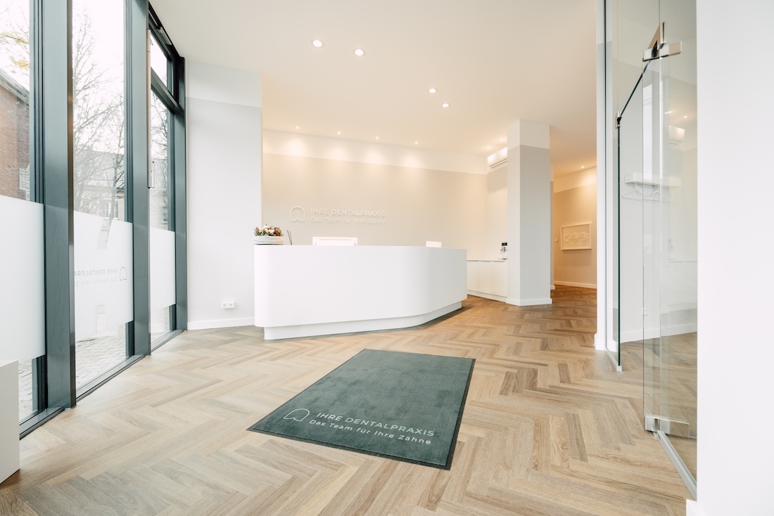 Zahnärztin Willich - Dr. Held - das Team am Empfang der Praxis