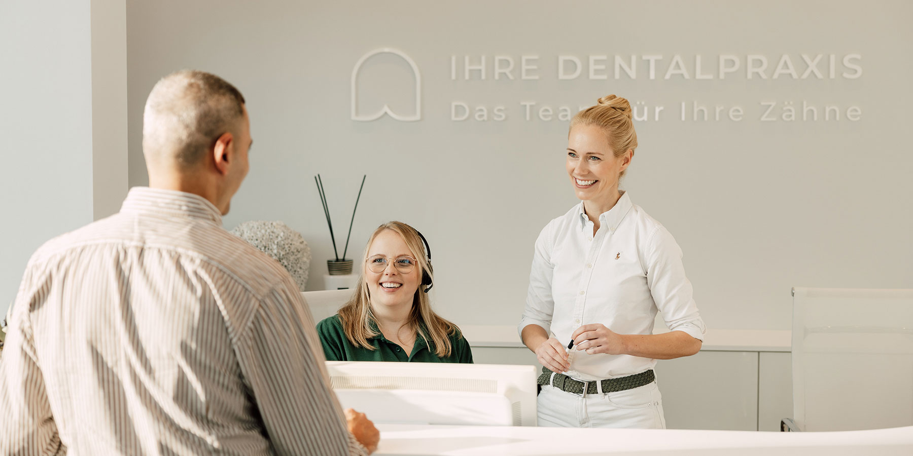 Zahnärztin Willich - Dr. Held - Empfang Slider
